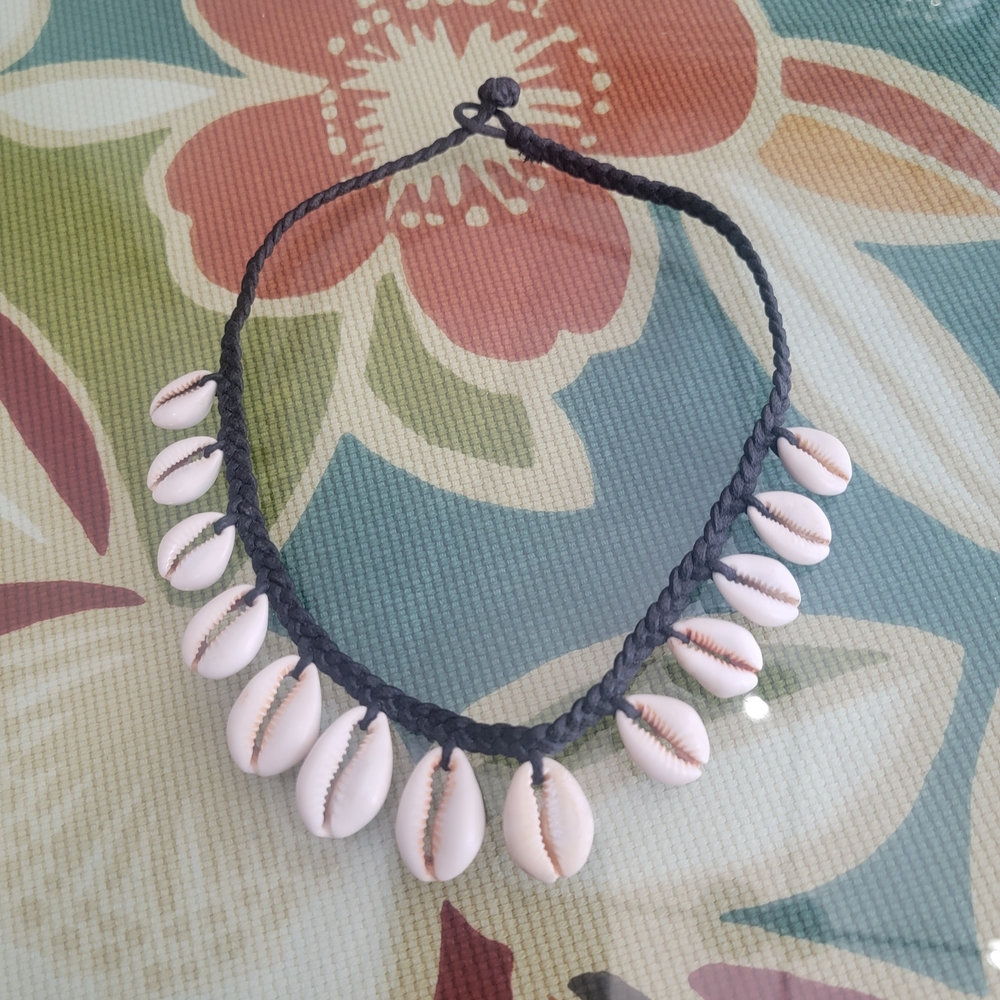 Braided Shell Necklace - Black and Cream